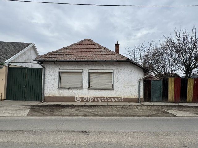 Eladó családi ház, Tiszafüreden 75 M Ft, 5+2 szobás