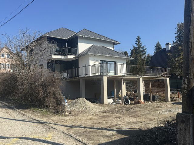 Eladó családi ház, Szentendrén 225 M Ft, 5 szobás