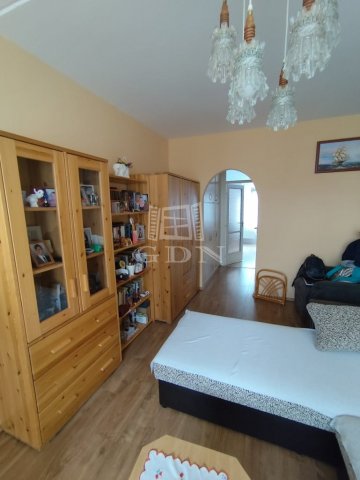 Eladó panellakás, Veszprémben 66.5 M Ft, 1+3 szobás