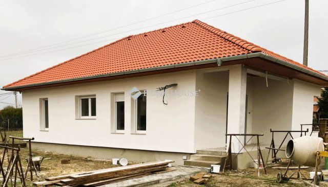 Eladó családi ház, Bugyin 130 M Ft, 4 szobás