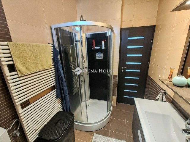 Eladó családi ház, Szegeden 200 M Ft, 5 szobás