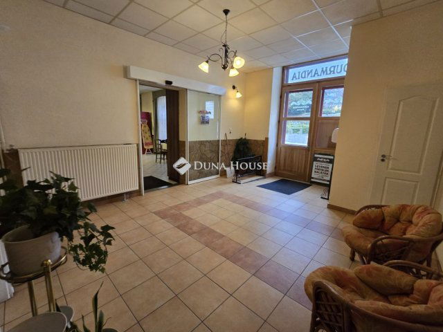 Eladó üzlethelyiség, Veszprémben, Megyeház téren 249 M Ft