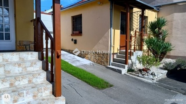 Eladó családi ház, Pécsett 74 M Ft, 3 szobás