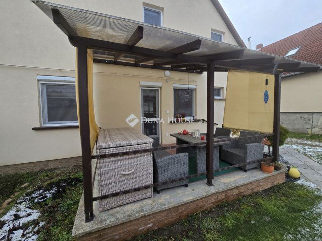 Eladó családi ház, Ajkán 85.9 M Ft, 6 szobás
