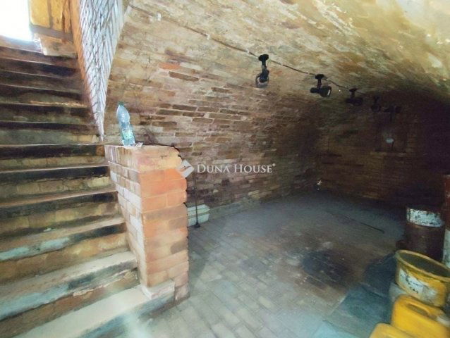 Eladó családi ház, Péterin 100 M Ft, 7 szobás