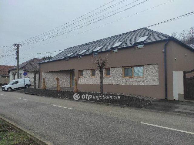 Eladó téglalakás, Szekszárdon 69.5 M Ft, 1+2 szobás