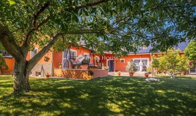 Eladó családi ház, Szigetszentmiklóson 230 M Ft, 5 szobás