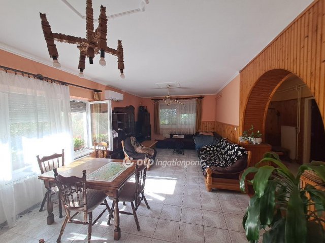 Eladó családi ház, Sándorfalván 89.9 M Ft, 5 szobás