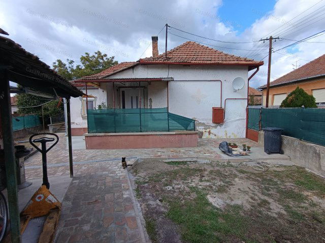 Eladó családi ház, Tószegen 35 M Ft, 2 szobás