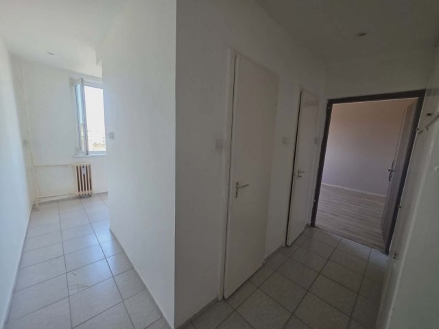 Eladó panellakás, Dunaújvárosban 33.8 M Ft, 2 szobás