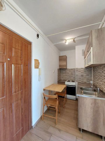 Kiadó panellakás, albérlet, Szegeden, Hajlat utcában, 1+1 szobás