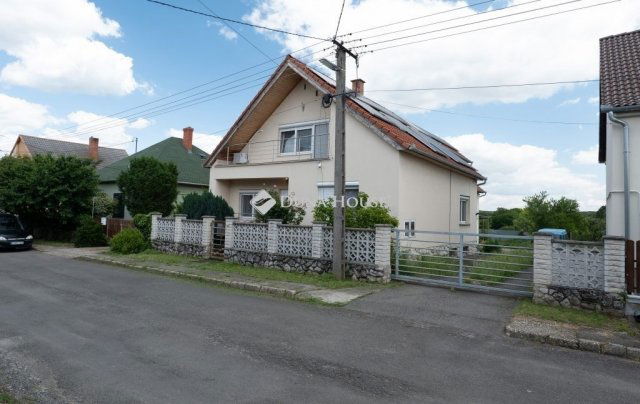 Eladó családi ház, Pécsett 174.9 M Ft, 5+2 szobás