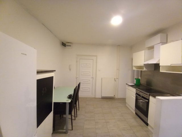 Kiadó panellakás, albérlet, Pécsett, Dóra utcában, 2+1 szobás