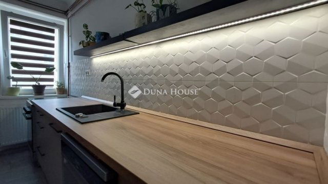 Eladó téglalakás, Pécsett 55.9 M Ft, 2 szobás