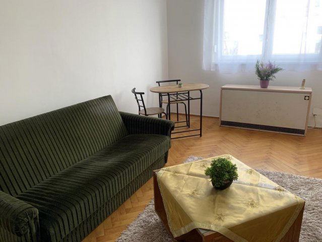 Kiadó panellakás, albérlet, Komáromban 130 E Ft / hó, 1 szobás