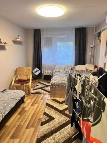 Eladó panellakás, Veszprémben 54.9 M Ft, 3 szobás