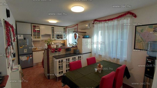 Eladó családi ház, Vácon 138 M Ft, 5 szobás