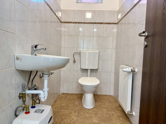 Kiadó üzlethelyiség, Újszászon 60 E Ft / hó, 1 szobás