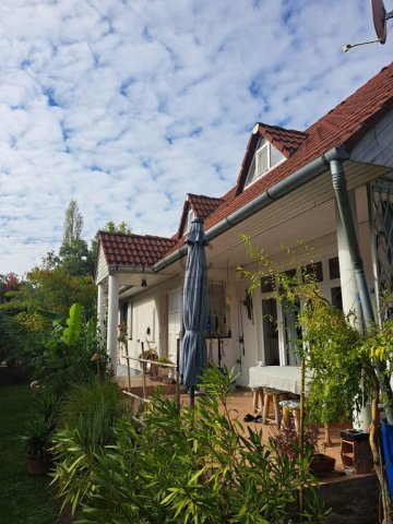 Eladó családi ház, Balatonudvariban 240 M Ft, 9 szobás