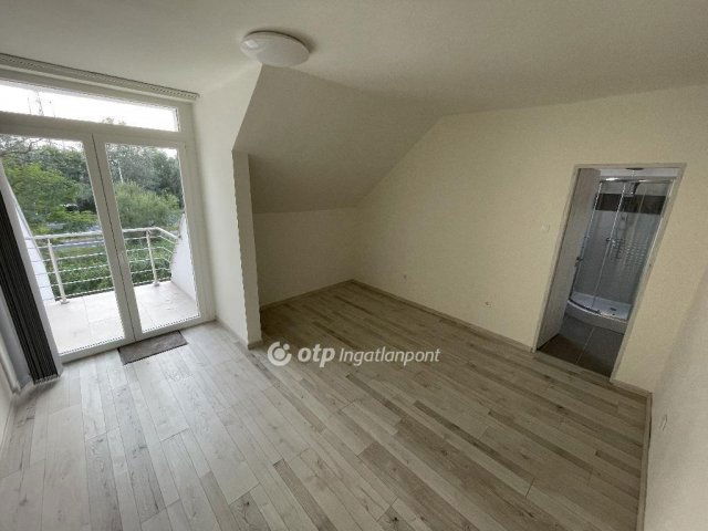 Eladó családi ház, Balatonbogláron 418.95 M Ft, 12 szobás