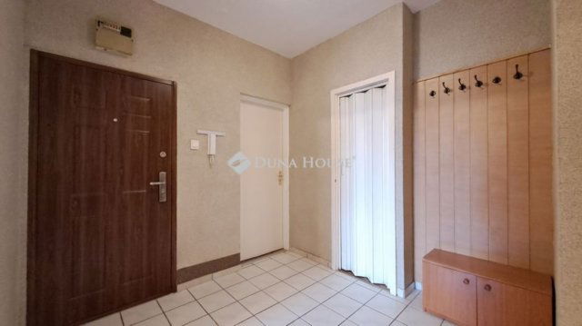 Eladó panellakás, Balatonfüreden 74.99 M Ft, 5 szobás