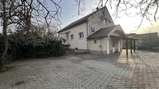 Eladó családi ház, Vecsésen 2.9 M Ft, 10 szobás