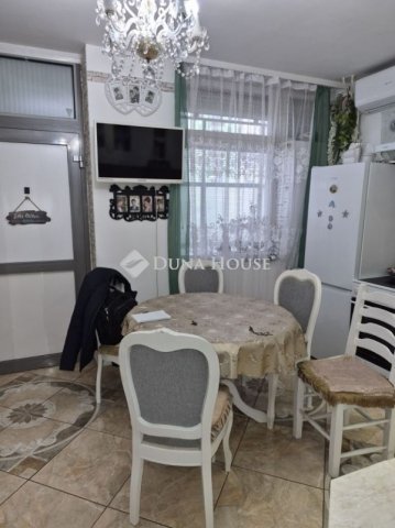 Eladó panellakás, Komlón 32.5 M Ft, 2 szobás