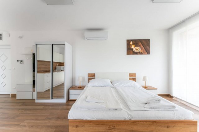 Eladó családi ház, Balatonlelleén 342.9 M Ft, 8 szobás