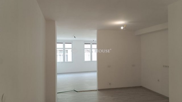Eladó téglalakás, Budapesten, VI. kerületben 79.9 M Ft, 1 szobás