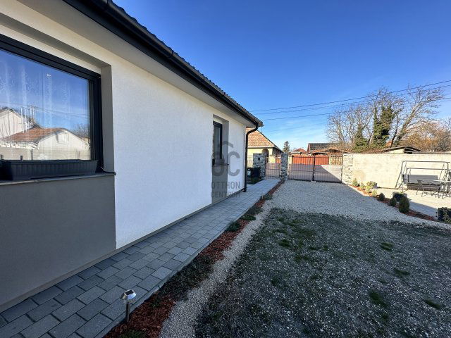 Eladó családi ház, Koroncón 82.5 M Ft, 4 szobás