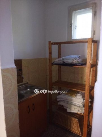 Eladó családi ház, Sásdon 17 M Ft, 2 szobás