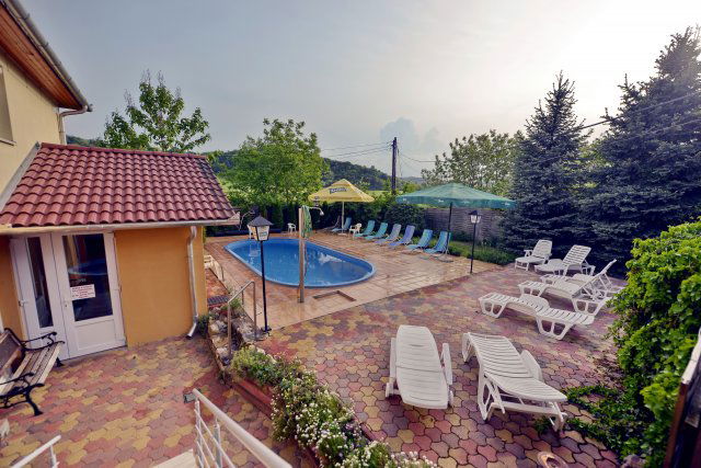 Eladó családi ház, Nagymányokon 189 M Ft, 12 szobás