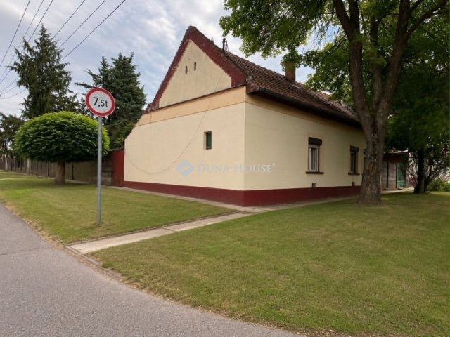 Eladó családi ház, Orosházán 12.9 M Ft, 2 szobás