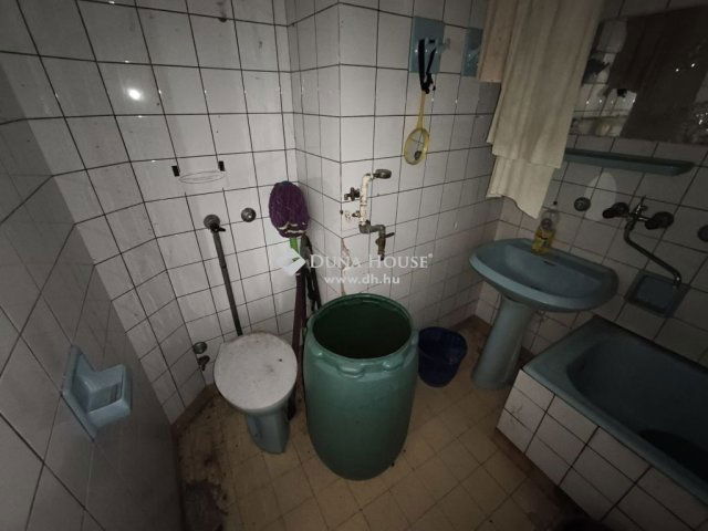 Eladó családi ház, Pécsett 84.9 M Ft, 5 szobás