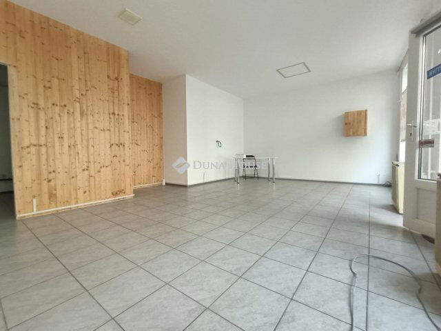 Eladó üzlethelyiség, Mosonmagyaróváron 13.5 M Ft