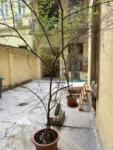 Eladó téglalakás, Budapesten, VI. kerületben, Nagymező utcában