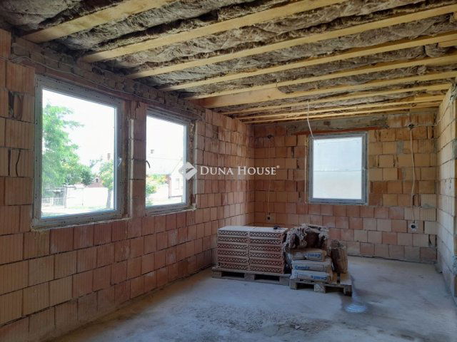 Eladó családi ház, Komáromban 72 M Ft, 4 szobás