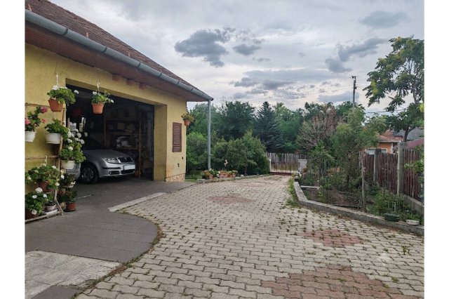 Eladó családi ház, Szigetszentmiklóson 159.9 M Ft, 5 szobás