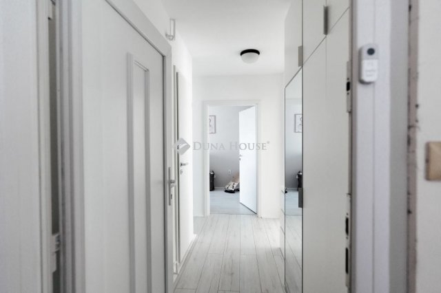 Eladó panellakás, Pécsett 62.5 M Ft, 3 szobás