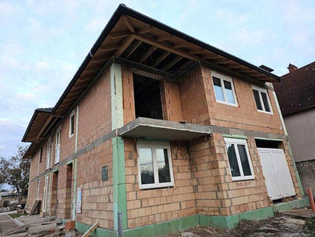 Eladó téglalakás, Győrött 81 M Ft, 4 szobás