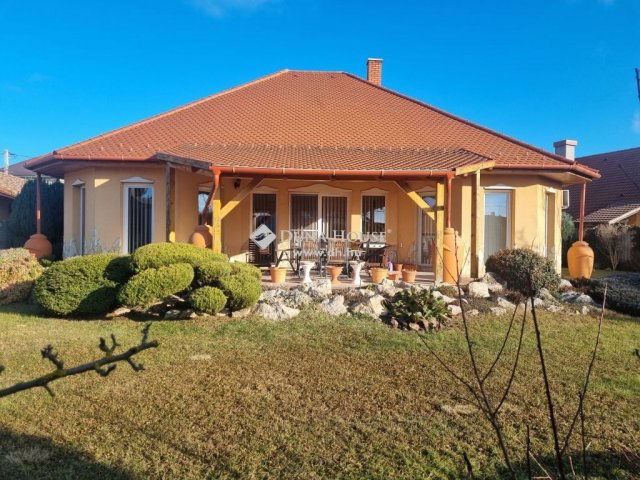 Eladó családi ház, Tatán 145 M Ft, 5 szobás