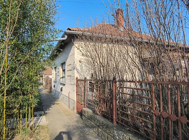 Eladó családi ház, Fegyverneken 13.9 M Ft, 2 szobás