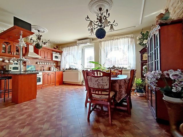 Eladó családi ház, Budapesten, XX. kerületben 150 M Ft, 8 szobás