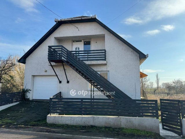 Eladó családi ház, Poroszlón 40 M Ft, 5+1 szobás