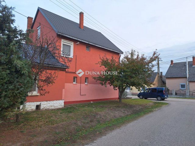 Eladó családi ház, Ászáron 59.5 M Ft, 8 szobás