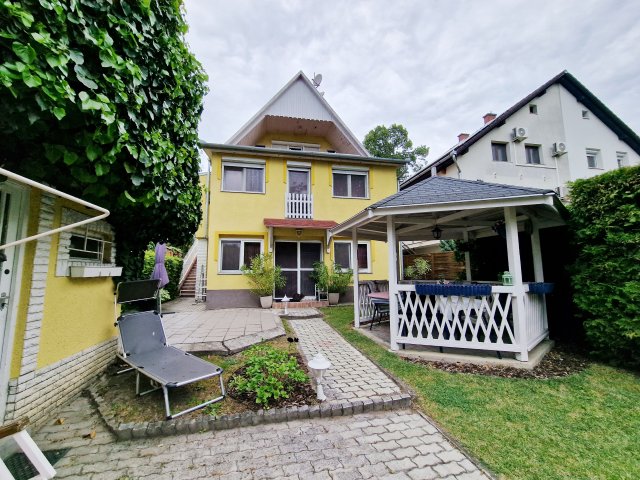 Eladó családi ház, Szigetszentmiklóson 109.9 M Ft, 7 szobás