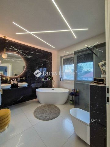 Eladó családi ház, Debrecenben 215 M Ft, 4 szobás