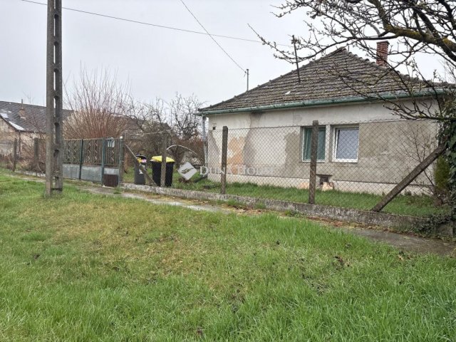 Eladó családi ház, Enyingen 28 M Ft, 2 szobás