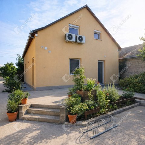 Eladó családi ház, Hódmezővásárhelyen 88 M Ft, 4 szobás