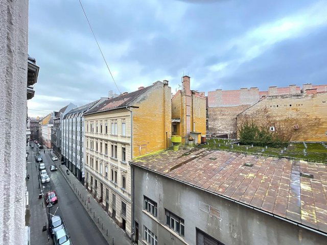 Eladó téglalakás, Budapesten, VIII. kerületben, Gutenberg téren